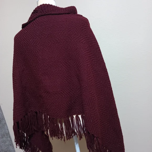 Chic Gray and Burgundy Women's Poncho Set - Picture 3 of 10